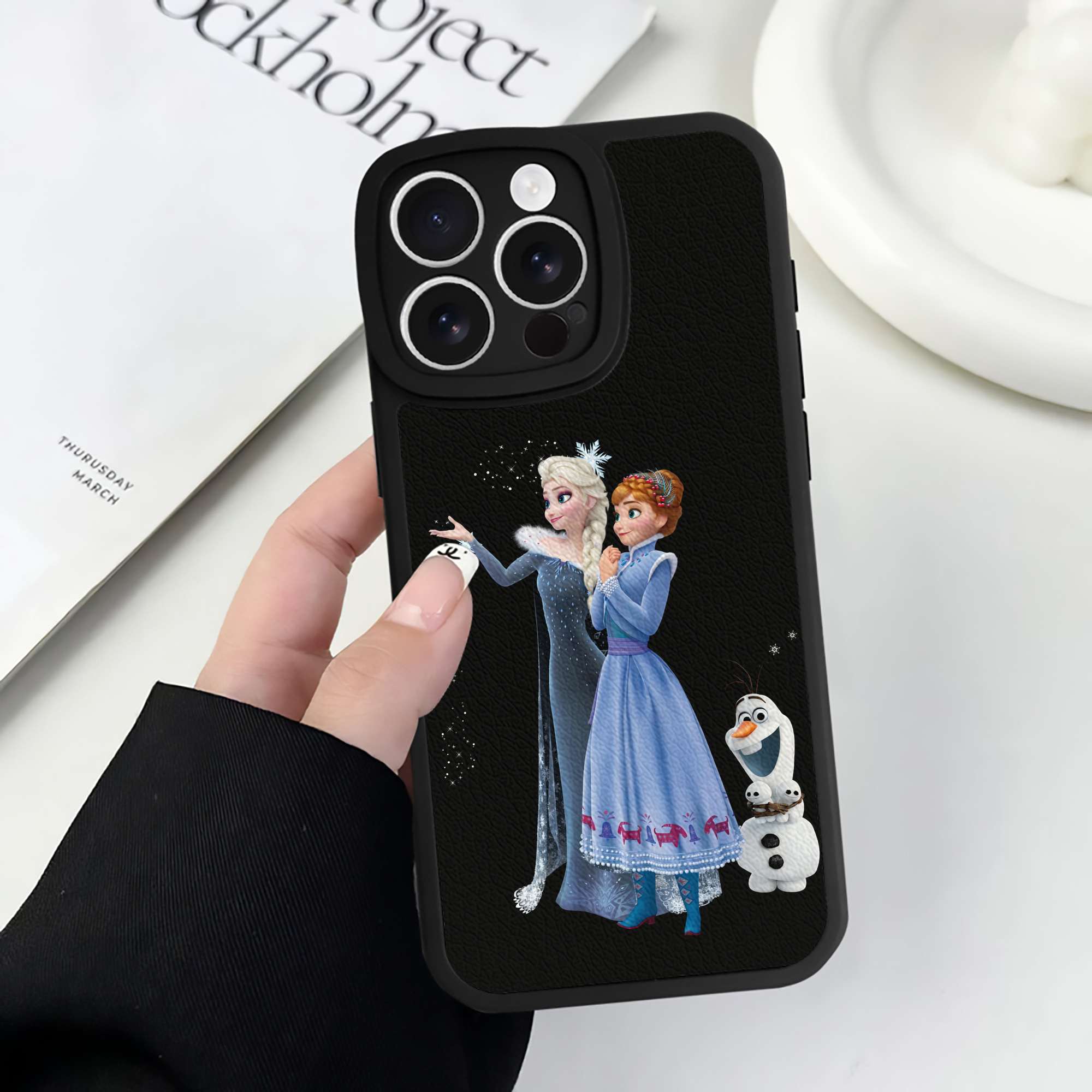 （画像用） アナと雪の女王 アンナ エルサ Frozen Anna Elsa 【iPhone 16シリーズ対応】シリコンスマホケース（レザー調） 材質：シリコン